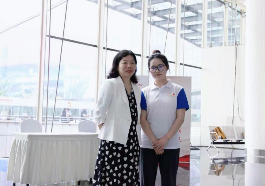 党建引领践初心 关怀慰问显真情  学院党委书记走访西博会慰问学生志愿者